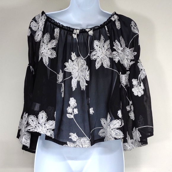 Women's Breeze Ever Medium Black with white Embroidered Flowers Cropped Blouse - Picture 5 of 9